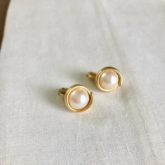 Vintage Jewelry - Vintage Gold + Pearl Clip-on Earrings